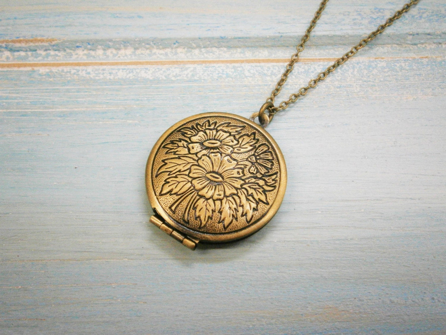 Floral Round Locket Necklace/Antique Bronze Photo Locket Necklace/Vintage Style/Shabby Chic Necklace/Boho Chic Necklace/Locket Necklace