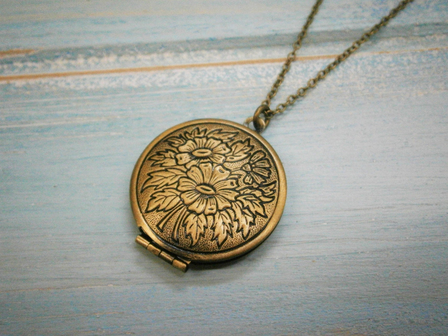 Floral Round Locket Necklace/Antique Bronze Photo Locket Necklace/Vintage Style/Shabby Chic Necklace/Boho Chic Necklace/Locket Necklace