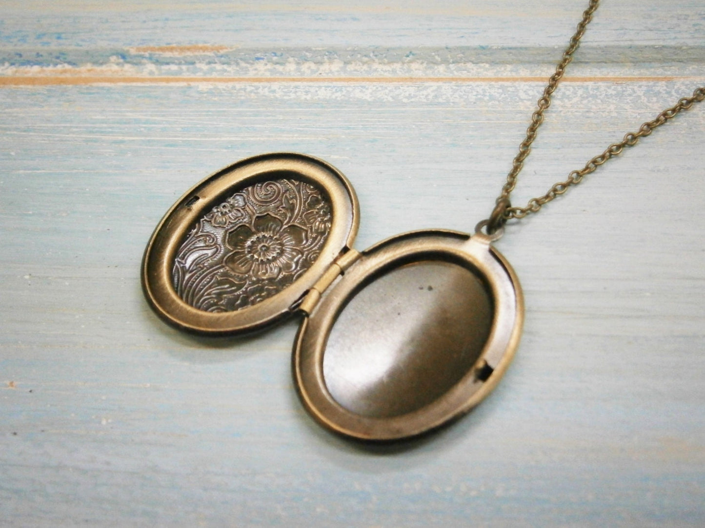 Floral Oval Locket Necklace/Antique Bronze Photo Locket Necklace/Vintage Style/Shabby Chic Necklace/Boho Chic Necklace/Locket Necklace