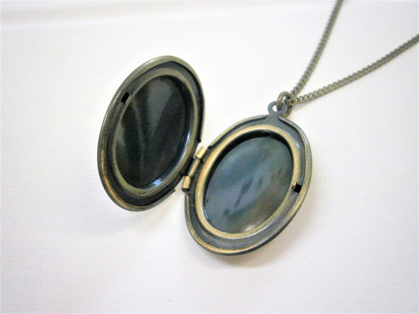 Nature Inspired Oval Locket Necklace/Antique Bronze Photo Locket Necklace/Vintage Style/Boho Chic Necklace/Locket Necklace/Bird Necklace