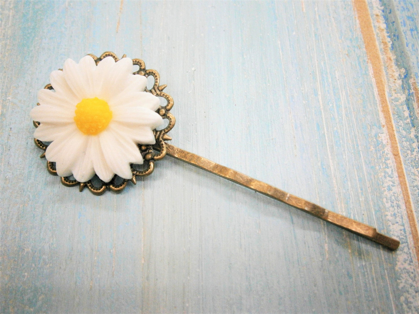 White Daisy Bobby Pin/Flower Hair Clip/Antique Bronze Hair Clip 50mm long with White Resin Daisy Flower/Hair Accessory/Rustic Wedding/Bridal