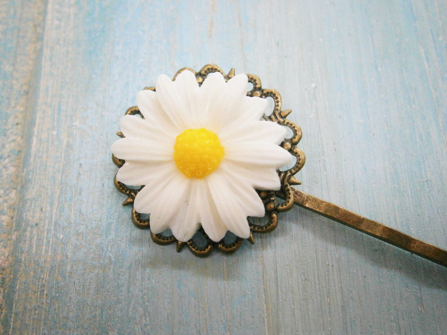 White Daisy Bobby Pin/Flower Hair Clip/Antique Bronze Hair Clip 50mm long with White Resin Daisy Flower/Hair Accessory/Rustic Wedding/Bridal