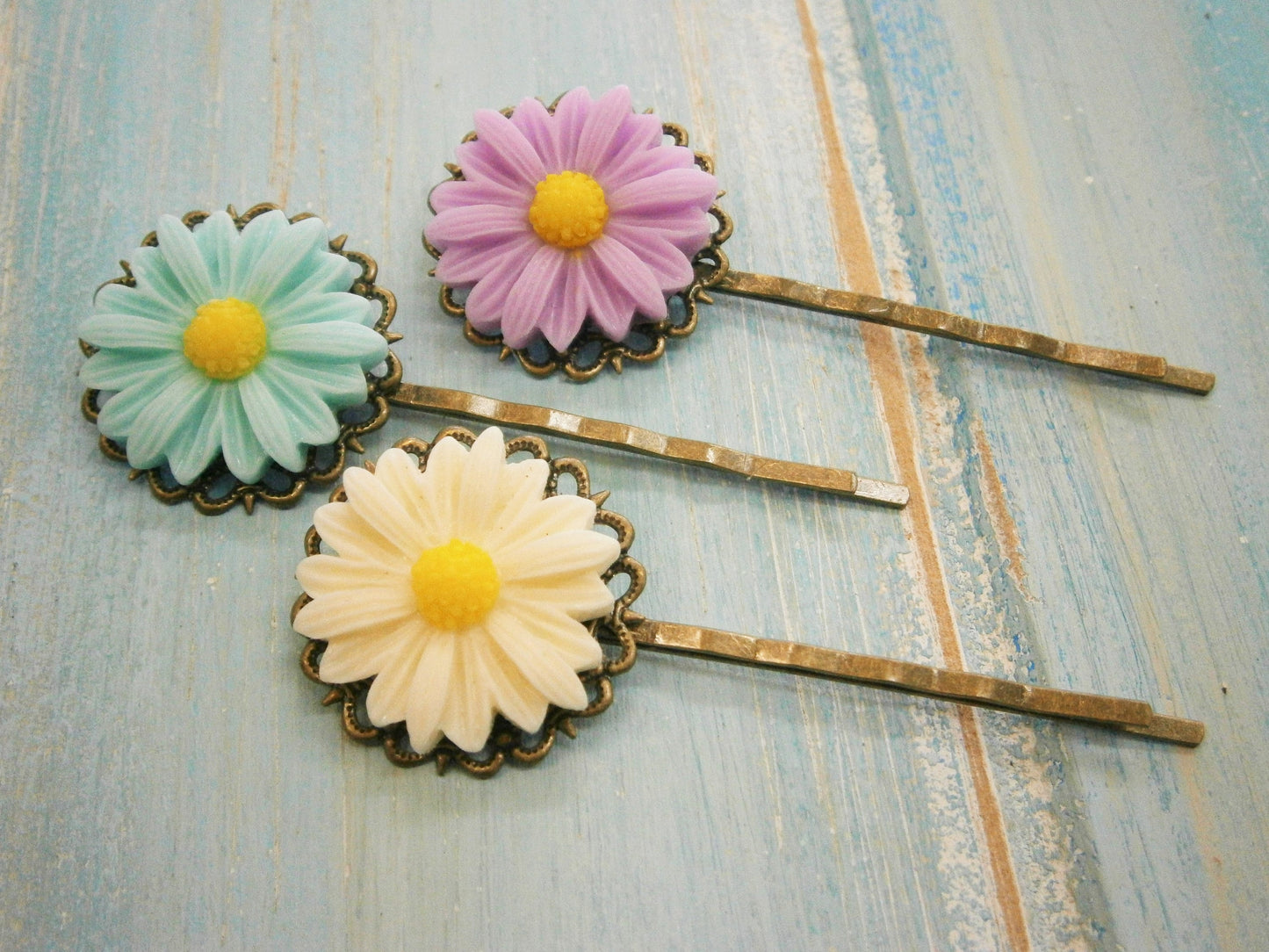 Daisy Set of 3 Bobby Pins/Flower Hair Clips/Antique Bronze Hair Clips 50mm long with Resin Daisy Flowers/Hair Accessories/Rustic Wedding