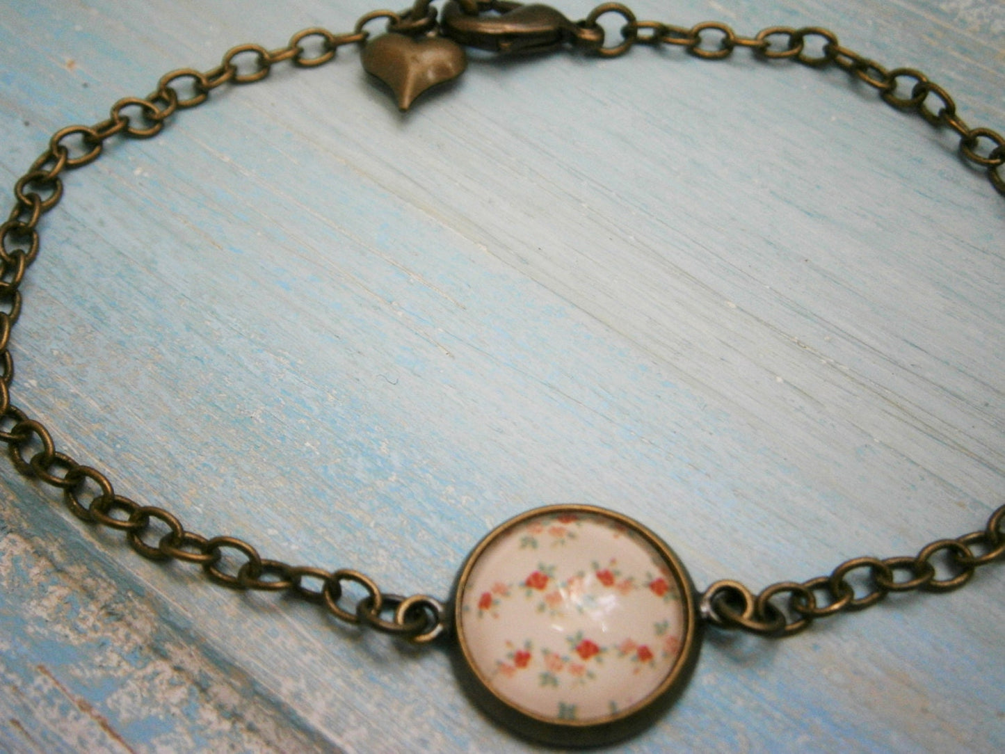Antique Bronze Glass Dome Bracelet with Red & White Floral Print/Boho Bracelet/Fashion Jewelry/Glass Dome Jewellery/Nature Jewelry