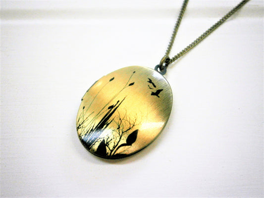 Nature Inspired Oval Locket Necklace/Antique Bronze Photo Locket Necklace/Vintage Style/Boho Chic Necklace/Locket Necklace/Bird Necklace
