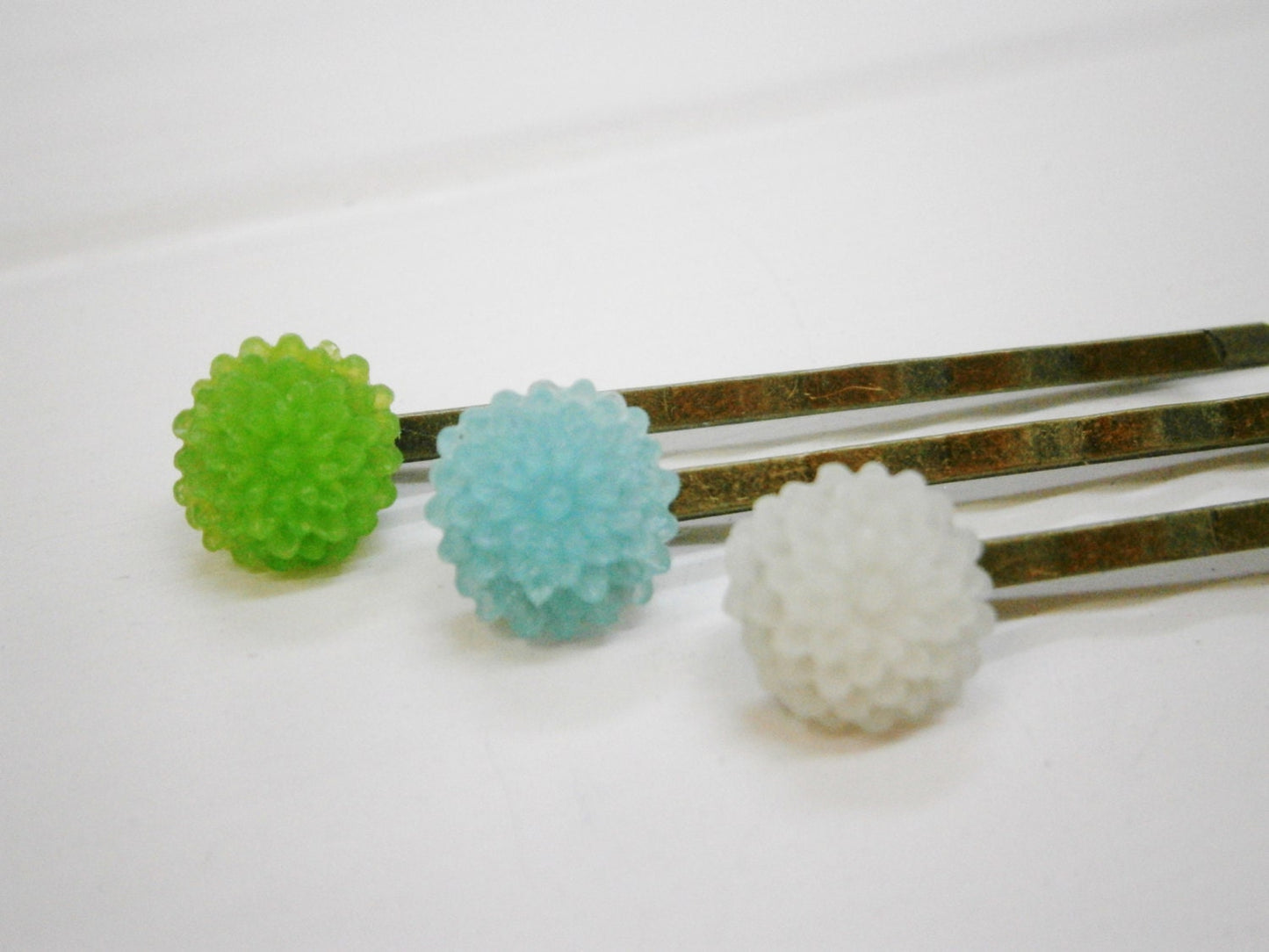 Frosted Dahlia's - Set of 3 Antique Bronze Hairclips 50mm long with 10mm Resin Dahlia Flowers in Shades of Green & Blue/Hair Accessoires